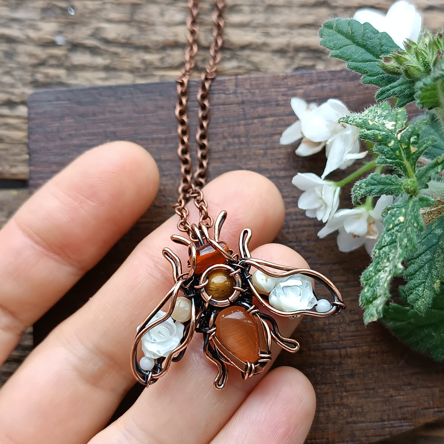 White roses wings bee charm