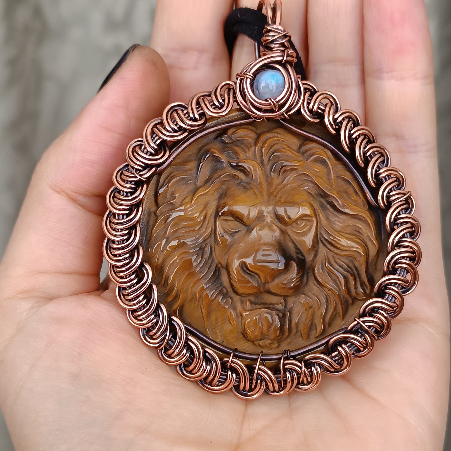 Round lion head necklace