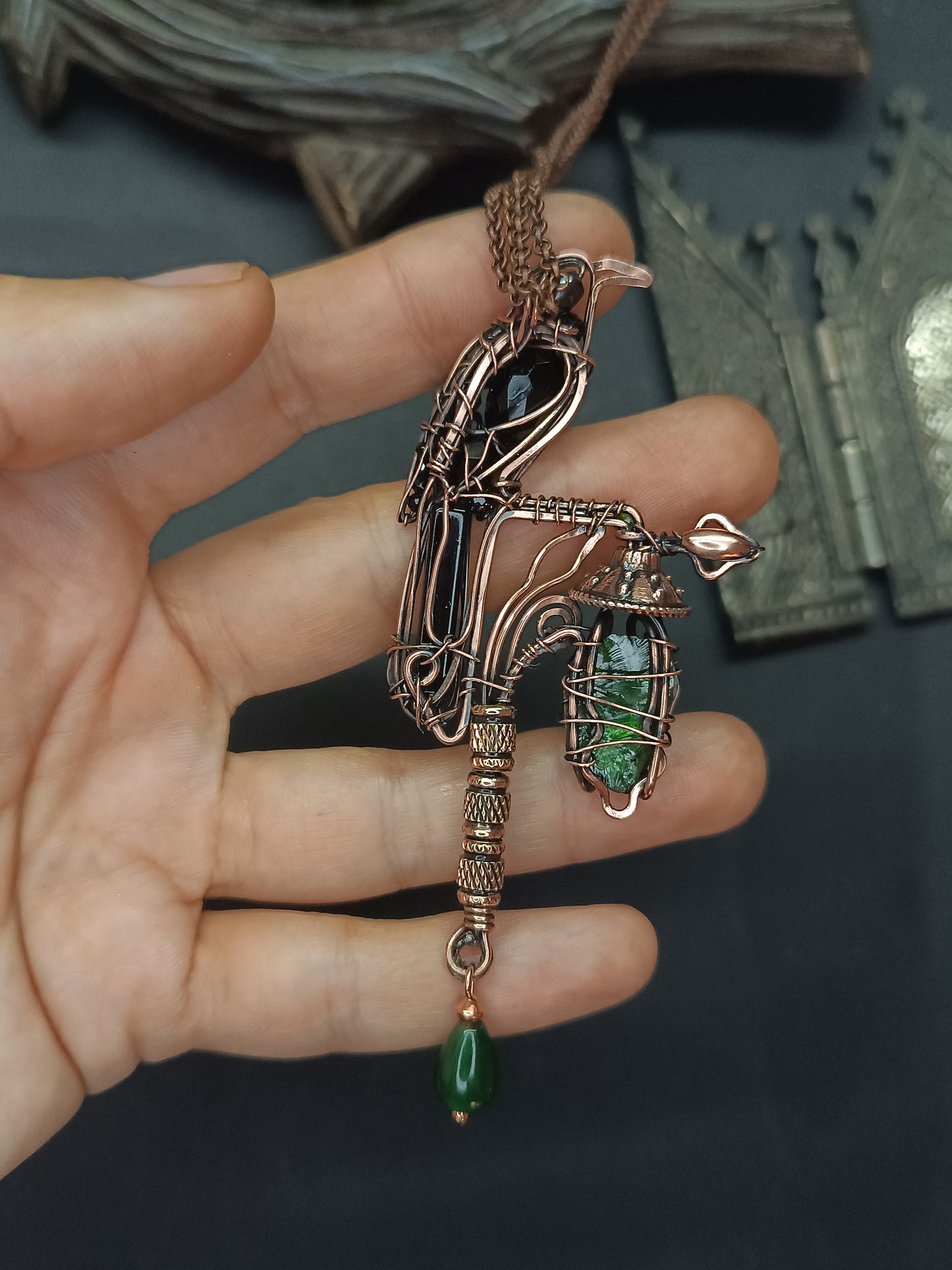 Raven on chrome diopside lantern necklace 🐦‍⬛💚