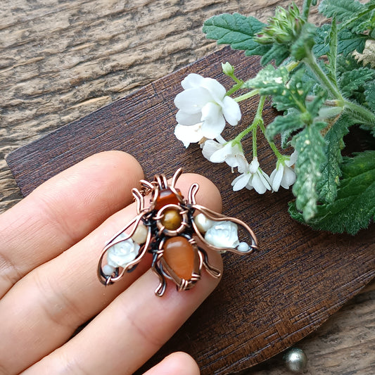 White roses wings bee charm