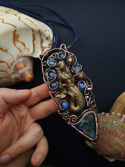 Mermaid goddess. Wire wrapped necklace with labradorites.